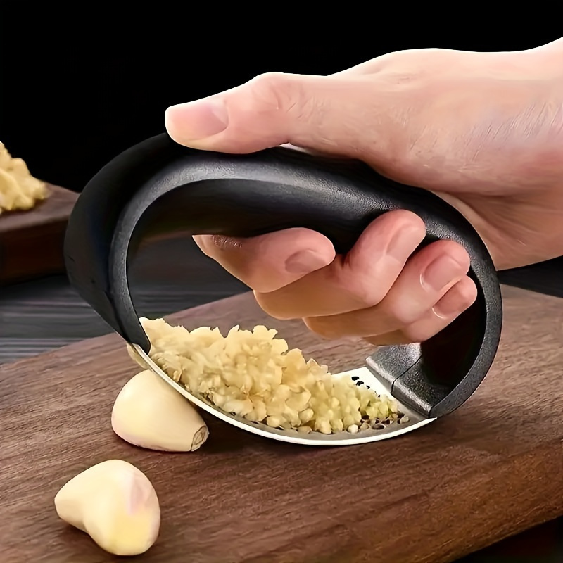 مفرمة ثوم يدوية من الفولاذ الم - مراجعة Kitchen Gadgets Garlic وسعره
